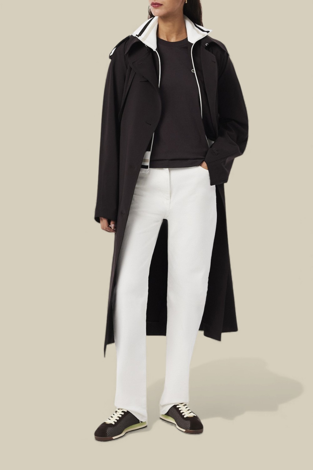 תמונת כל הלוק של חולצת טי